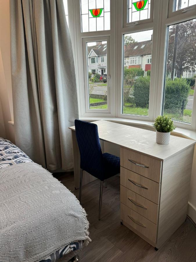 Smart Guest Rooms Fast Access To Central London Via Piccadilly Line New Southgate Esterno foto