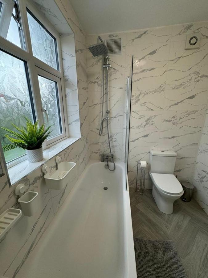 Smart Guest Rooms Fast Access To Central London Via Piccadilly Line New Southgate Esterno foto