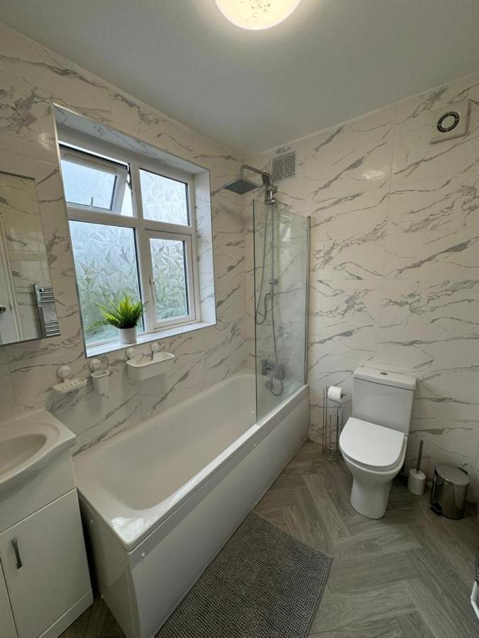 Smart Guest Rooms Fast Access To Central London Via Piccadilly Line New Southgate Esterno foto
