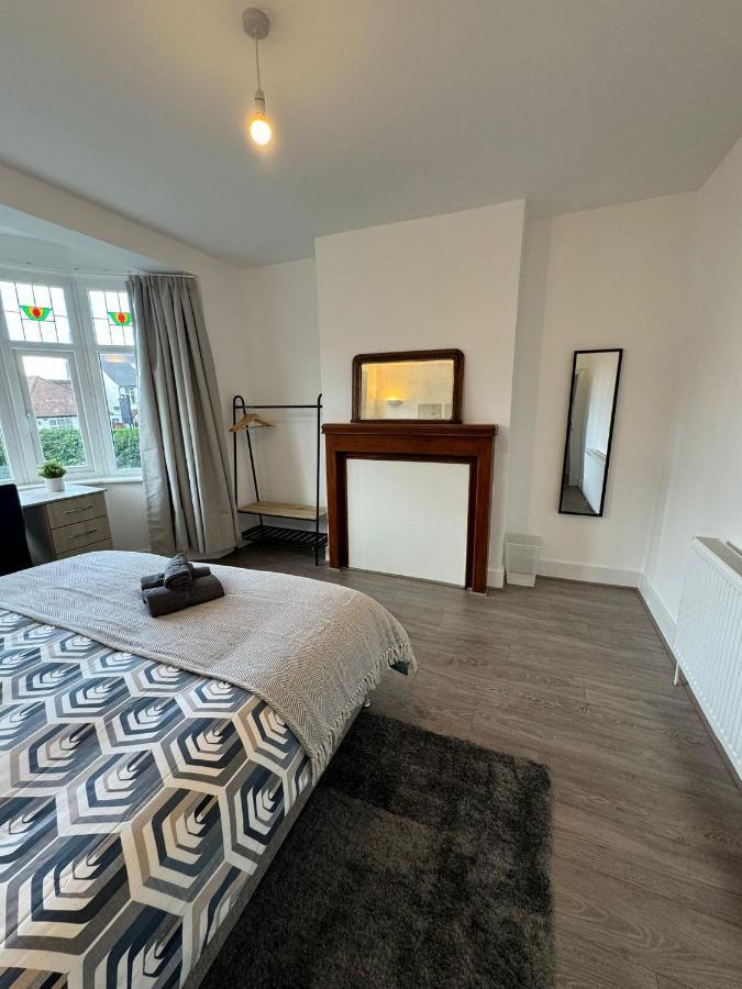 Smart Guest Rooms Fast Access To Central London Via Piccadilly Line New Southgate Esterno foto